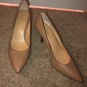 BEIGE MICHAEL KORS CLASSIC PUMPS